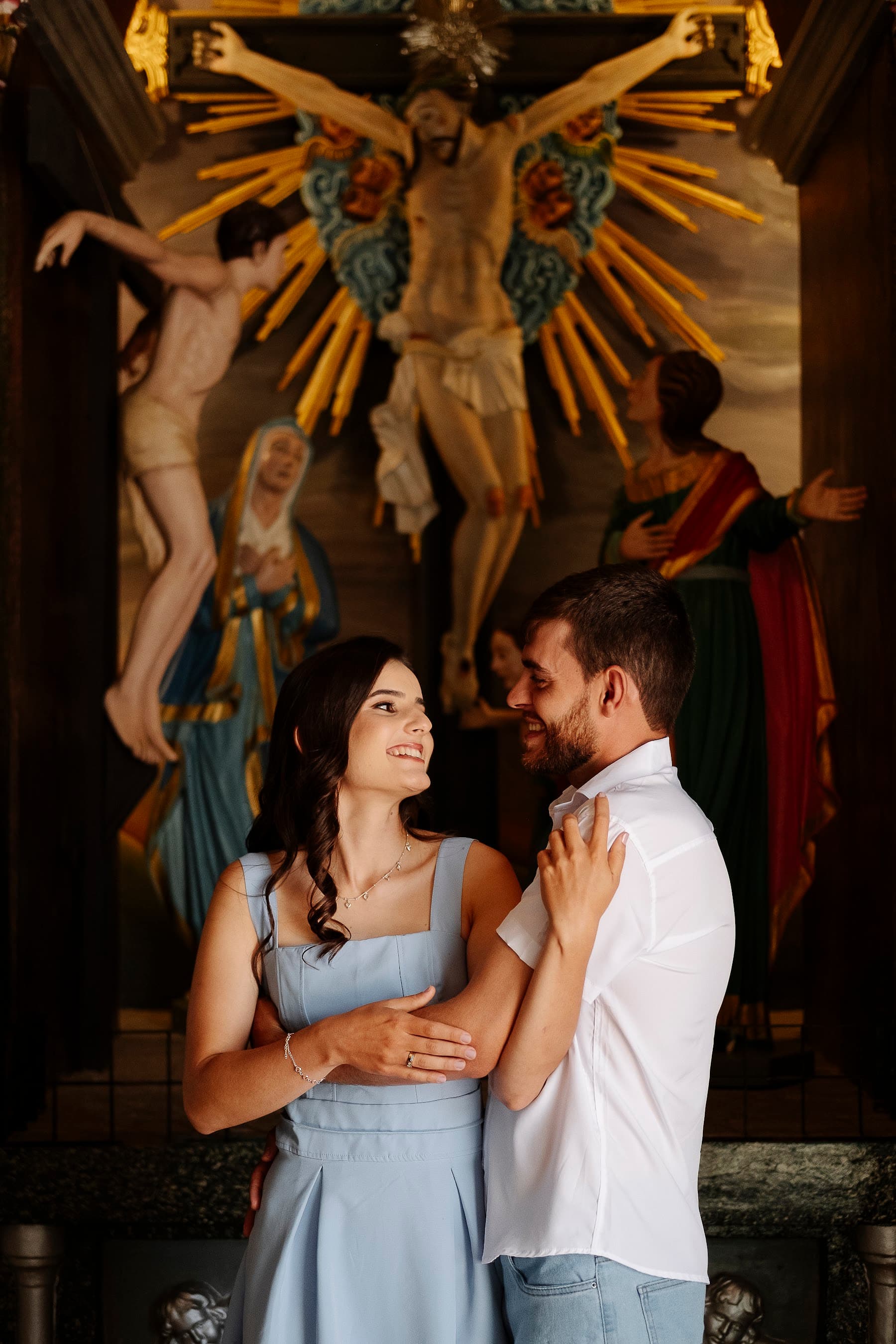 Alessandra e Marcos se olhando dentro da igreja.