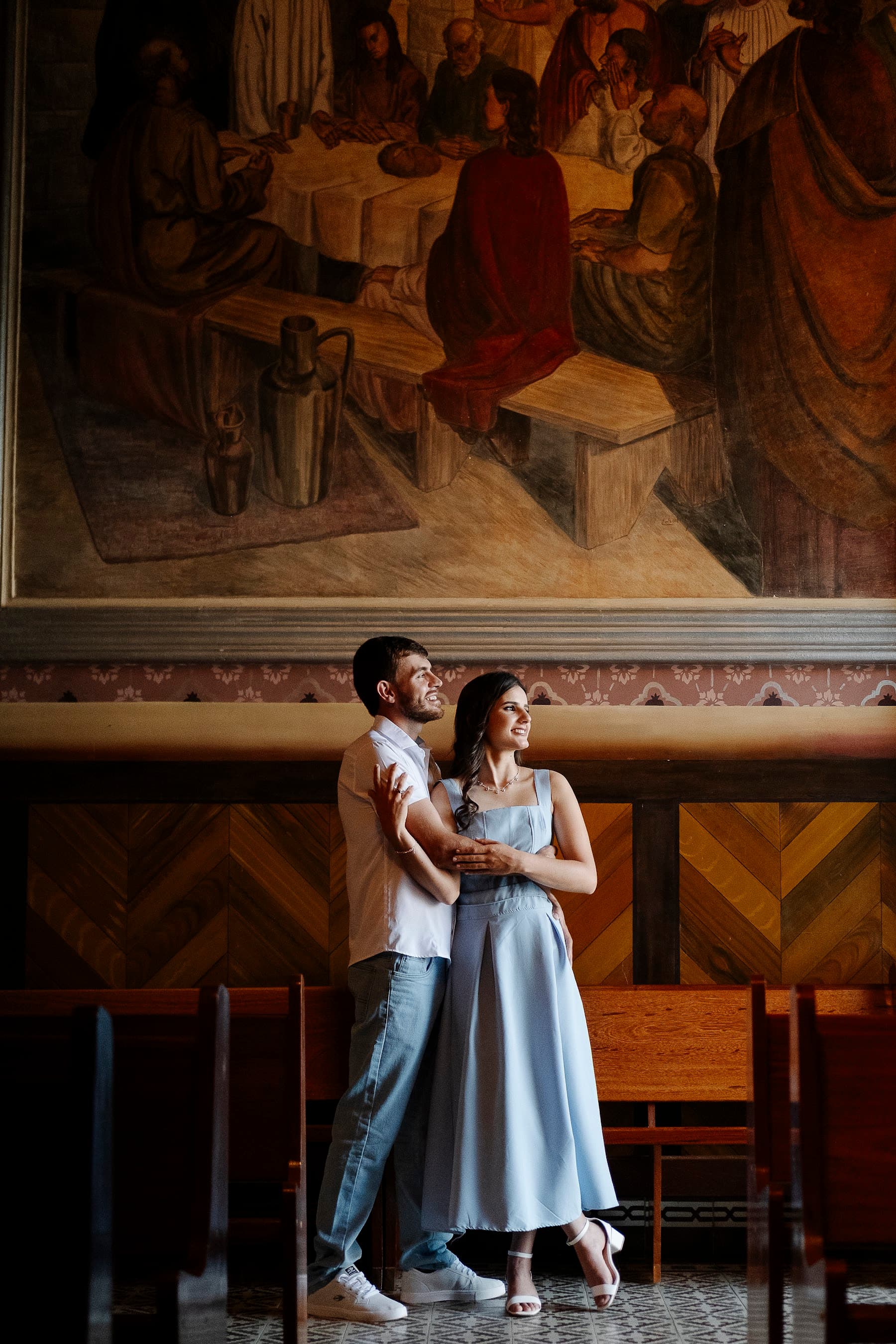 Alessandra e Marcos em registro dentro da igreja.