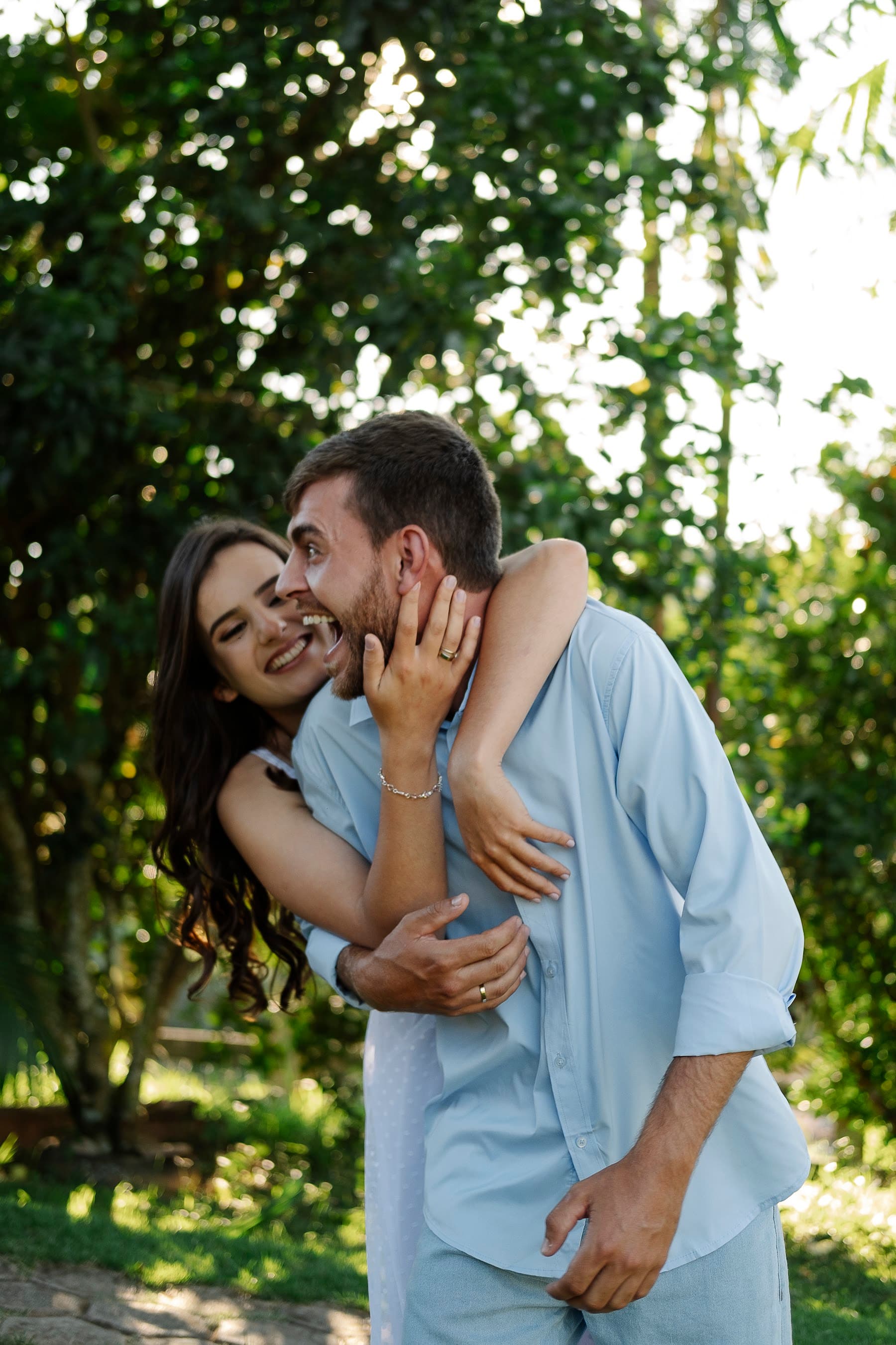 Alessandra abraçando Marcos em área verde.